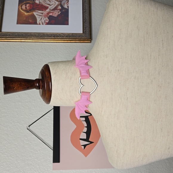 Cute Batwings Heart Faux Leather Choker in Pink, NWT - Picture 10 of 13
